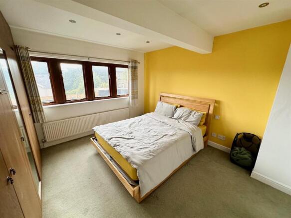4 bed Detached to rent Image 7