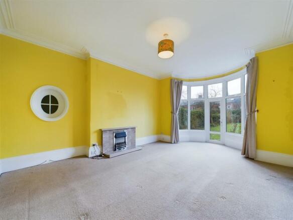 Dining room: