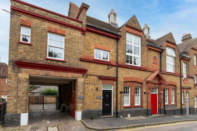 2-bed flat on Church Street, Bishop's Stortford, Hertfordshire, CM23, £400,000