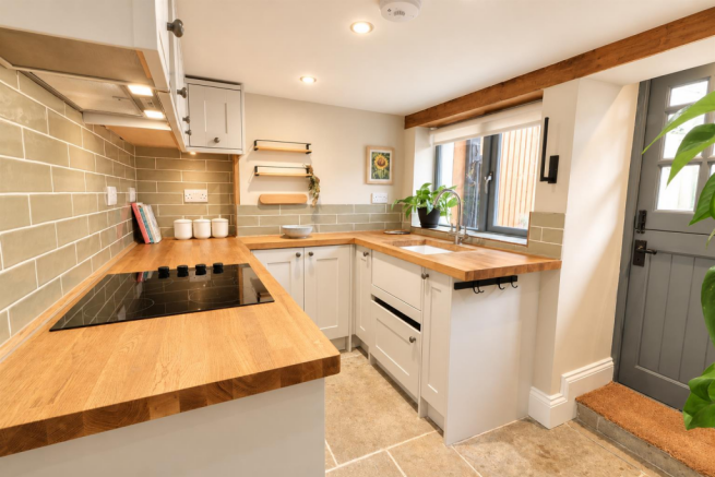 76 High Street, Malmesbury photo 4