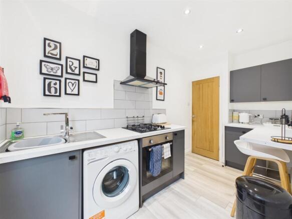 2 bed Flat for sale Image 5