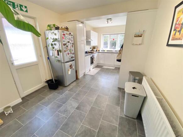 Kitchen 2.jpg