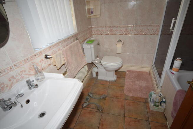 GROUND FLOOR BATH...