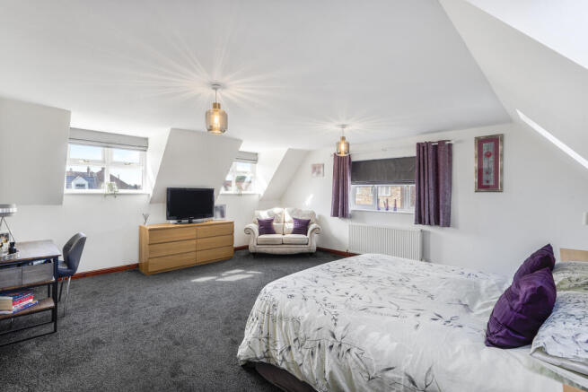 5 bed Detached for sale Image 7