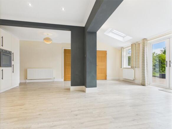 4 bed Detached to rent Image 7