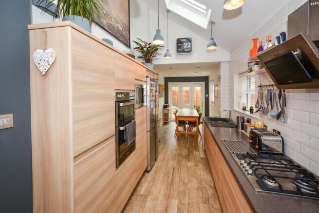 STUNNING FITTED KITCHEN / DINING ROOM