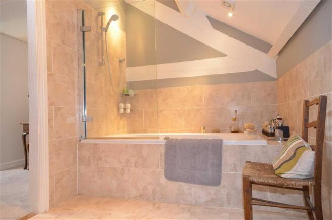 EN-SUITE SHOWER ROOM