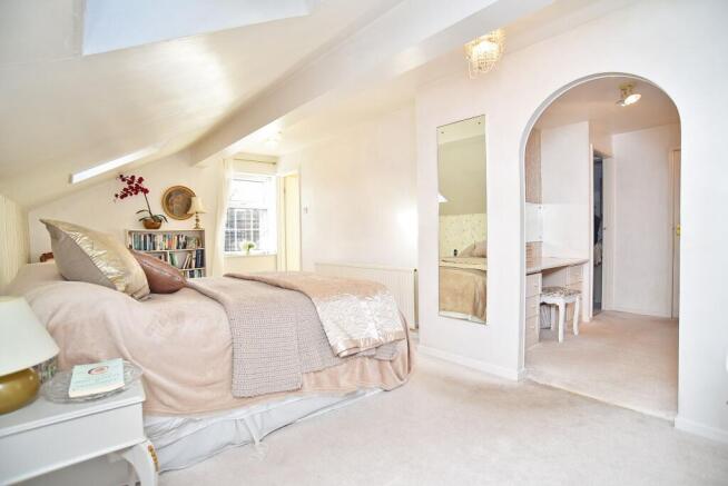 4 bed House for sale Image 11