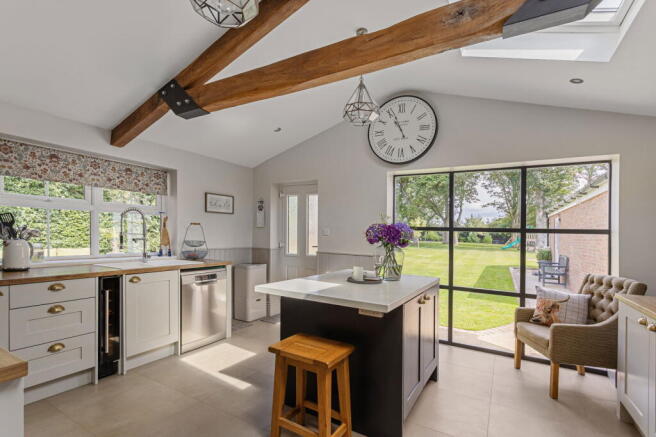 5 bed Detached for sale Image 7