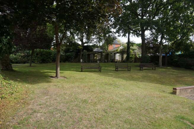 COMMUNAL GROUNDS