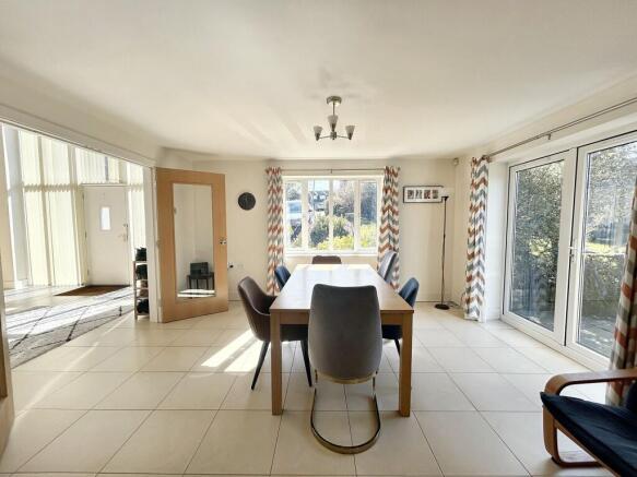 KITCHEN/DINING ROOM