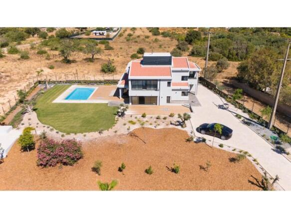 5 + 2 Bedroom Villa in Quarteira