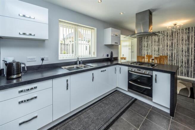4 bed House for sale Image 11
