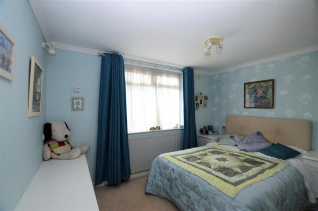 44 Lyndhurst Ave bed 1.JPG