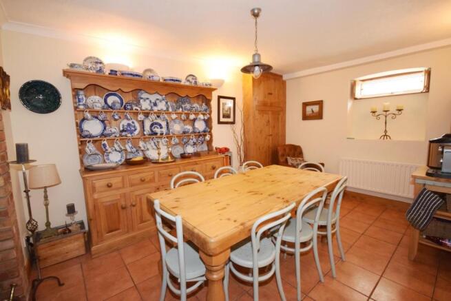 DINING ROOM 2.JPG