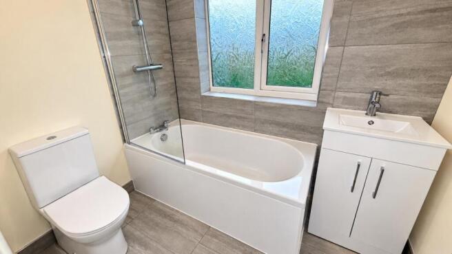 BATHROOM 24 BURLEIGH.jpg