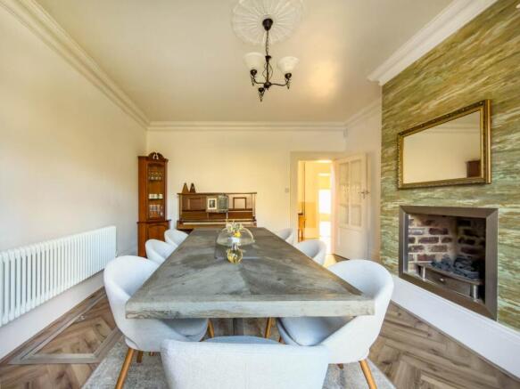 5 bed Detached for sale Image 11