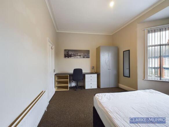 4 bed Town House to rent Image 6