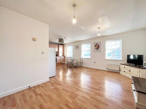2 bed Apartment to rent Image 4