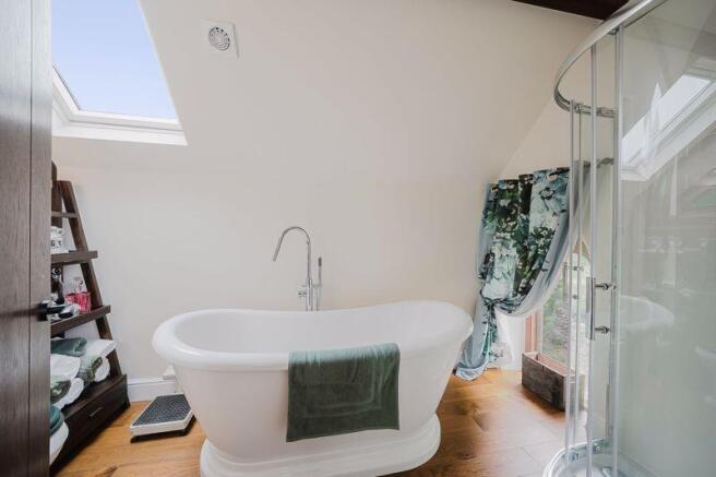 Principal bedroom en suite