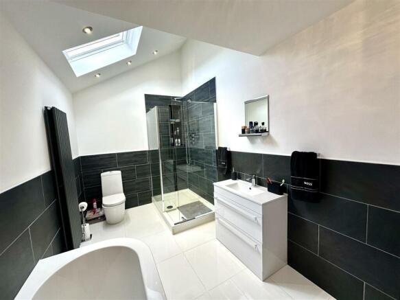 EN-SUITE BATHROOM