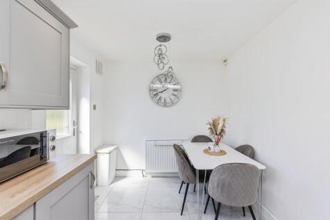 Long Field Drive, Halton, LEEDS