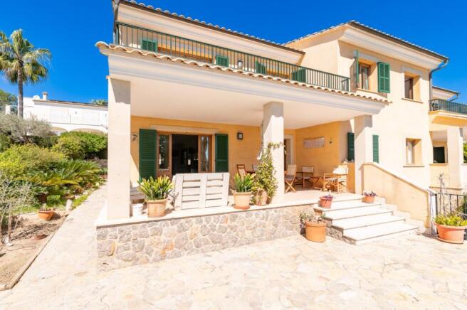 Great opportunity in Alcanada: semi-detached villa in one of the best areas of Mallorca with sea views.