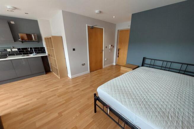 Studio to rent Image 5
