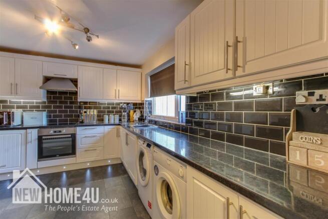 KITCHEN / BREAKFAST ROOM::