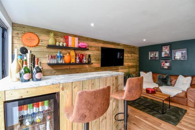 BAR & GAMES ROOM