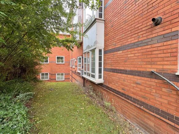 2 bed Flat to rent Image 5