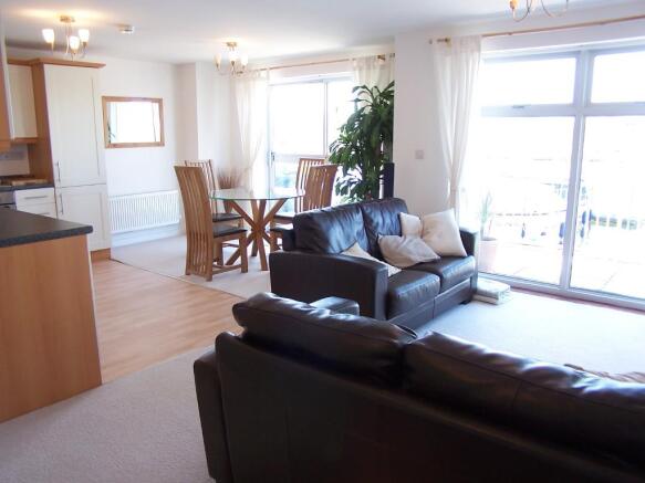 Lounge/Dining