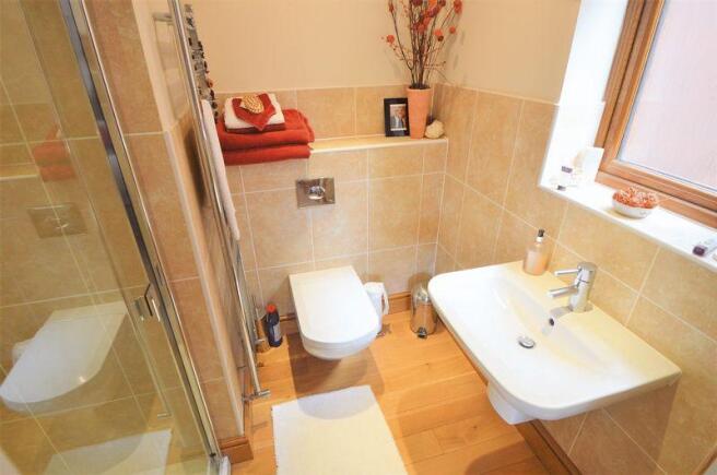 ensuite (bed t...
