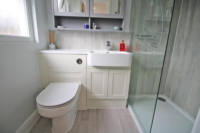 Master ensuite.jpg
