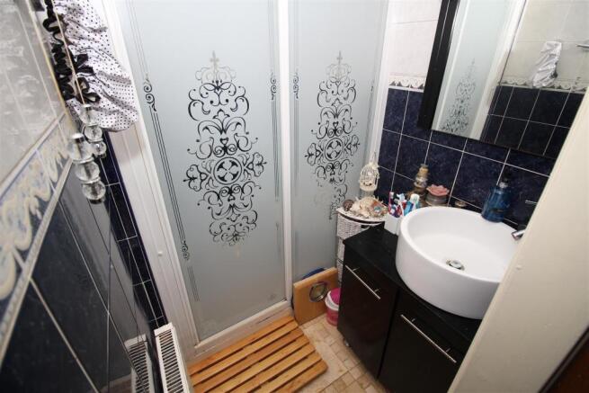 en suite shower.JPG