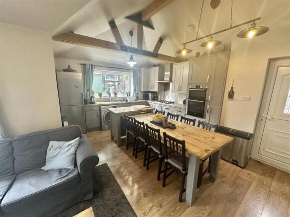 5 bed Semi-Detached for sale Image 7