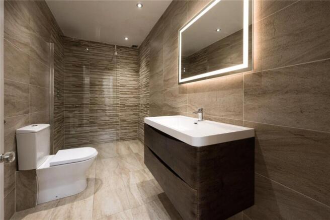 6 bed Detached for sale Image 11