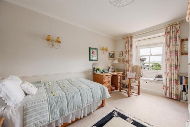 4 bed Semi-Detached for sale Image 6
