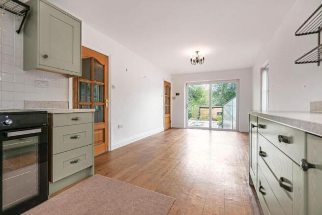 4 bed Semi-Detached to rent Image 7