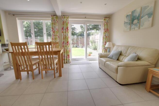 KITCHEN / FAMILY ROOM