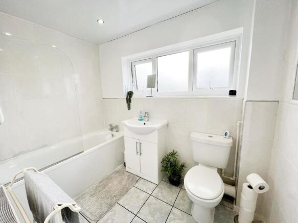Bathroom pic 1.jpg