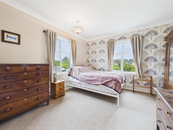 4 bed House for sale Image 6