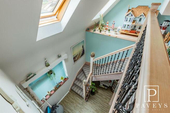FIRST FLOOR LANDING