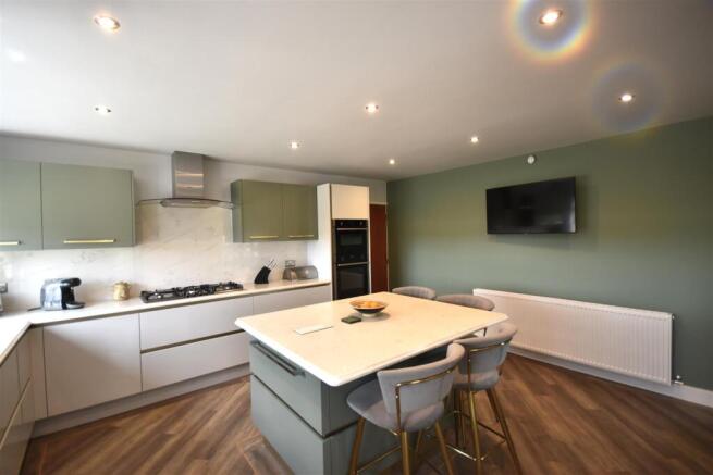 4 bed Detached for sale Image 11