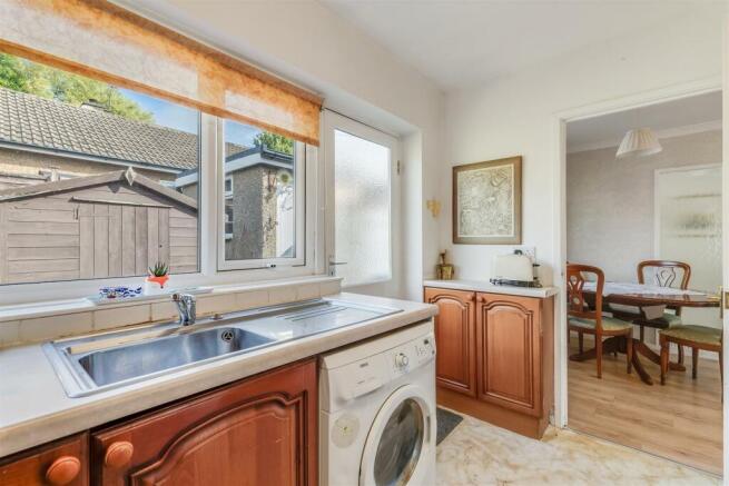 Kitchen 2.jpg