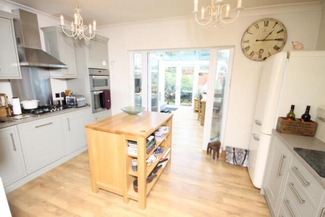 FITTED KITCHEN