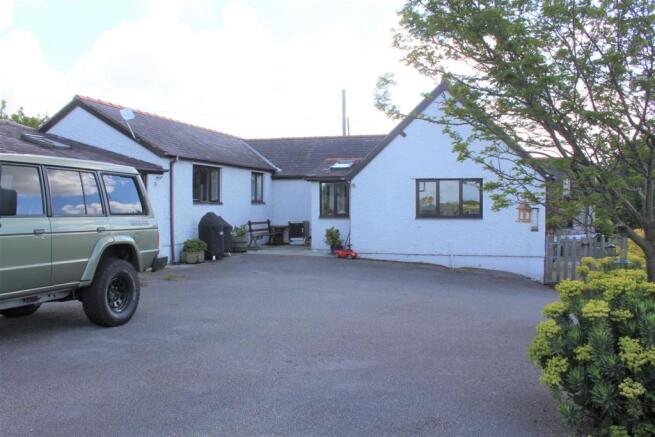 DRIVEWAY TO THE FRONT