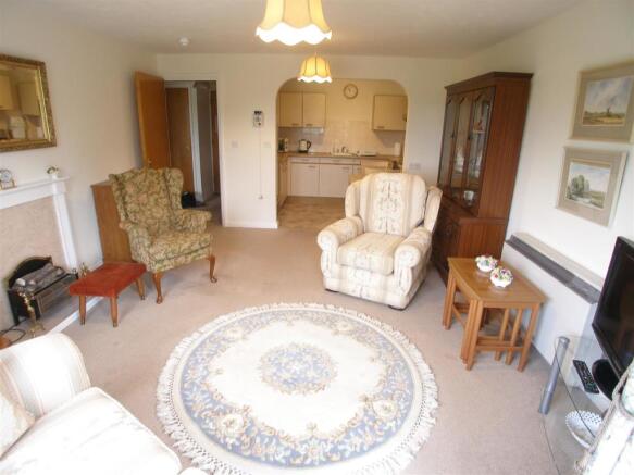 LOUNGE/DINING ROOM