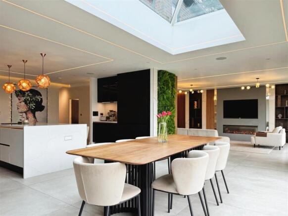 4 bed Detached for sale Image 6