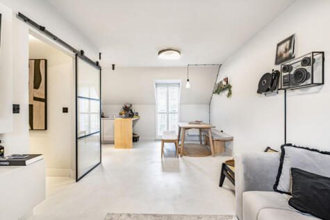 De Burgh Gardens, Tadworth, KT20